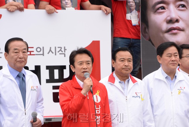 남경필 새누리당 경기지사후보가 2일 오전 경기도 수원시 팔달구 지동시장에서 열린 중앙선거대책위원회에 참석해 인사말을 하고 있다.이길동기자.gdlee@heraldcorp.com
남경필 새누리당 경기지사후보가 2일 오전 경기도 수원시 팔달구 지동시장에서 열린 중앙선거대책위원회에 참석해 인사말을 하고 있다.이길동기자.gdlee@heraldcorp.com