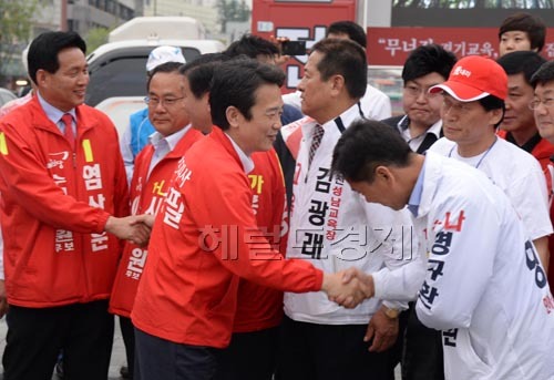 남경필 새누리당 경기지사후보가 2일 오전 경기도 수원시 팔달구 지동시장에서 열린 중앙선거대책위원회에 참석해 6.4지방선거 수원지역 새누리당 출마자들과 악수하고 있다.