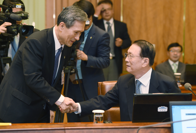 New National Security Office chief Kim Kwan-jin (left) shakes hands with Kim Ki-choon, the chief of staff for President Park Geun-hye, prior to a meeting of senior presidential secretaries at Cheong Wa Dae on Monday.  Park Hyun-koo/Joint Press Corps