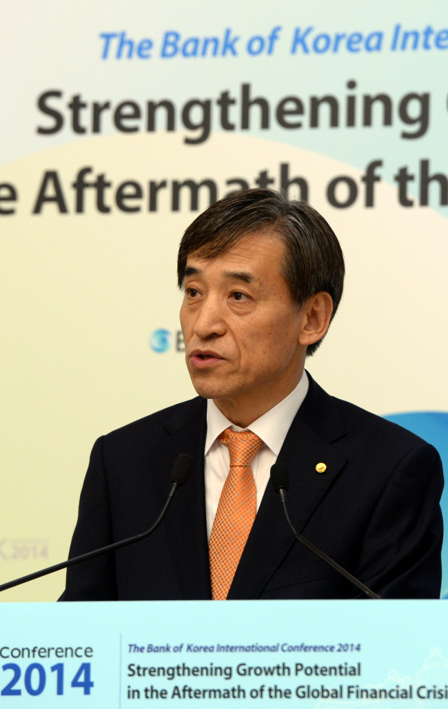 Bank of Korea Gov. Lee Ju-yeol delivers the opening remarks during the global economic forum held at the BOK’s main building in central Seoul on Monday.
Park Hyun-koo/The Korea Herald