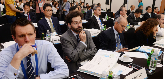 Participants of an international forum hosted by the Bank of Korea take part in lectures at the central bank’s headquarters in downtown Seoul on Monday.   Park Hyun-koo/The Korea Herald