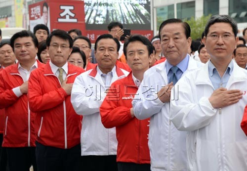 남경필 새누리당 경기지사후보가 2일 오전 경기도 수원시 팔달구 지동시장에서 열린 중앙선거대책위원회에 참석해 중앙선거대책위원들과 국민의례를 하고 있다.