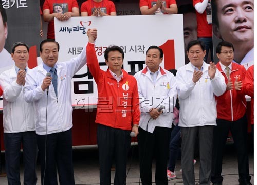 서청원새누리당 중앙공동선거대책위원장이 2일 오전 경기도 수원시 팔달구 지동시장에서 열린 중앙선거대책위원회에 참석해 남경필 새누리당 경기지사후보와 손을 들어 인사 하고 있다.