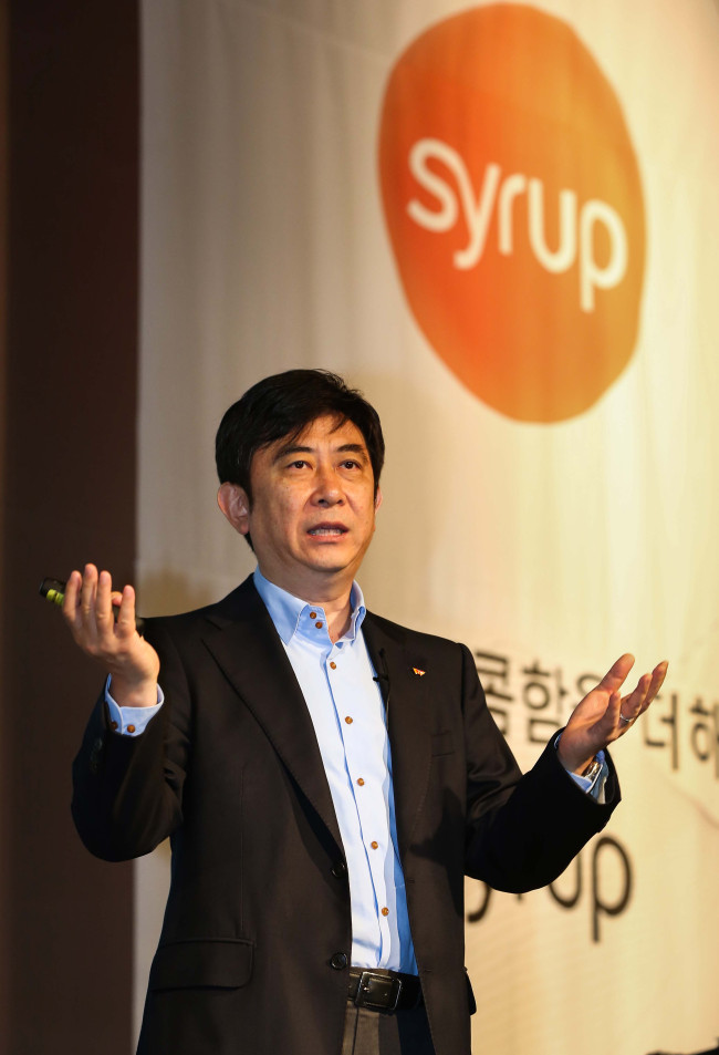 Seo Jin-woo, chief executive of SK Planet, introduces the company’s new mobile commerce services at a press meeting in Seoul, Monday.   SK Planet