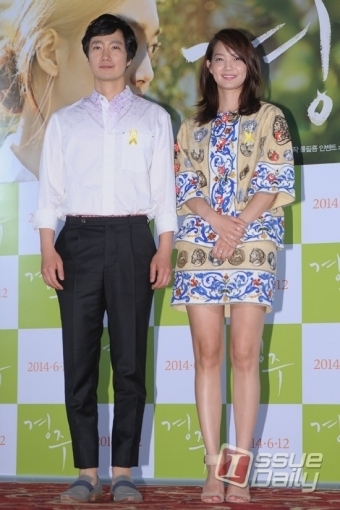 박해일(좌부터/영화배우/HM엔터테인먼트),신민아(양민아/영화배우/탤런트/오앤엔터테인먼트)
배우 박해일, 신민아가 6월 2일 오후 서울 광진구 자양동 롯데시네마 건대입구에서 열린 영화 '경주(감독 장률)' 언론시사회에 참석해 포토타임을 갖고 있다.