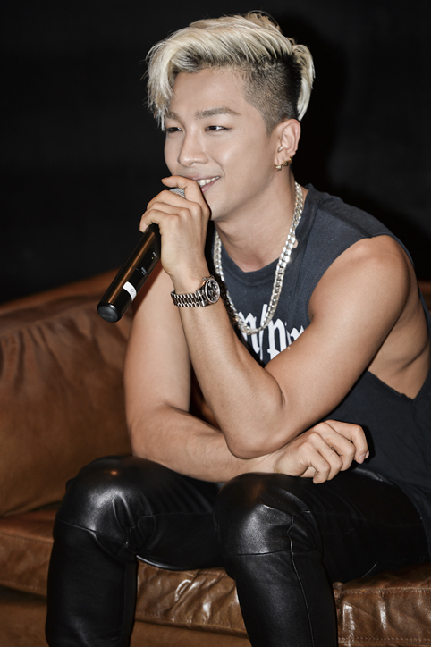 태양(동영배/가수/빅뱅/YG엔터테인먼트)
태양의 정규 2집 음원과 타이틀곡 ‘눈,코,입’ 뮤직비디오가 전격 공개됐다.