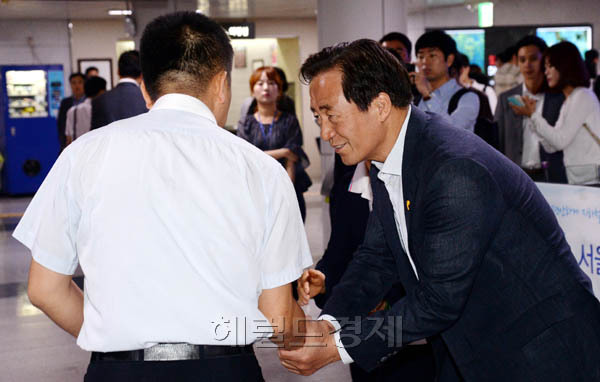 6.4지방선거를 하루 앞둔 3일 오전 정몽준 서울시장 새누리당 후보가 시청역에서 출근길 인사를 하며 막바지 선거운동을 하고 있다.