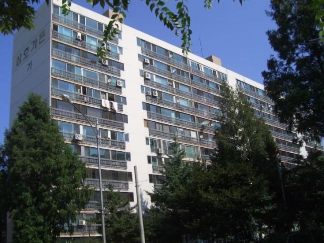 6월 정부 부동산 대책에 대한 기대감이 높아지면서 강남권 재건축 시장이 다시 달아오르고 있다. 사진은 대우건설이 최근 시공사로 선정된 반포동 삼호가든4차.