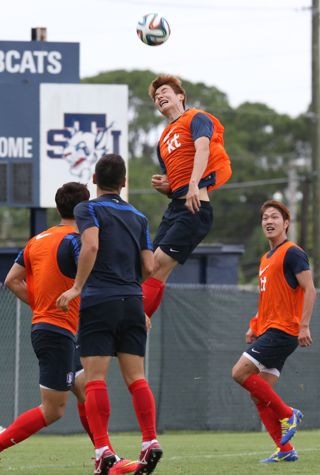 Ki Sung-yueng rises for a header during a training session in Miami, Florida, Monday.   Yonhap