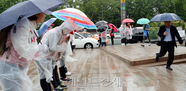 6.4지방선거를 하루 앞둔 3일 오전 정몽준 서울시장 새누리당 후보 선거운동원들이 시청역 앞에서 시민들에게 인사를 하며 지지를 호소하고 있다./ 안훈 기자 rosedale@ 2014.06.03