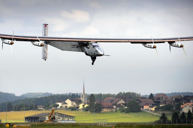 German test pilot Markus Scherdel lands the new experimental aircraft Solar Impulse 2, after its first flight at the airbase in Payerne, Switzerland, Monday.   AFP-Yonhap