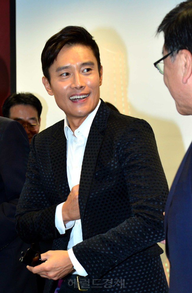 이병헌(영화배우/탤런트)
3일 오전 주한 호주대관에서 아시아 태평양 스크린 어워즈 (APSA: Asia Pacific Screen Awards)는 영화배우 이병헌을 APSA 2013 최고 남자 배우로 배우 이병헌을 선정하고 수상식을 가졌다.