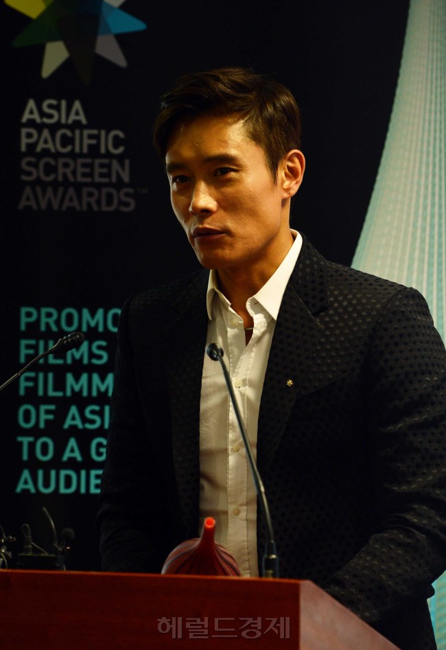 이병헌(영화배우/탤런트)
3일 오전 주한 호주대관에서 아시아 태평양 스크린 어워즈 (APSA: Asia Pacific Screen Awards)는 영화배우 이병헌을 APSA 2013 최고 남자 배우로 배우 이병헌을 선정하고 수상식을 가졌다.