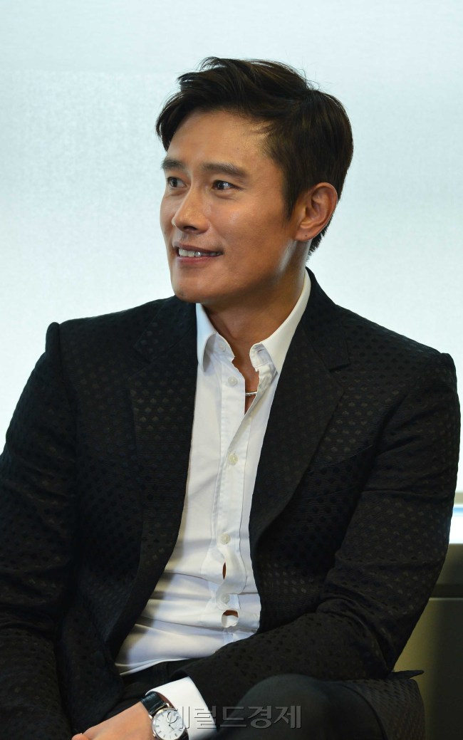 이병헌(영화배우/탤런트)
3일 오전 주한 호주대관에서 아시아 태평양 스크린 어워즈 (APSA: Asia Pacific Screen Awards)는 영화배우 이병헌을 APSA 2013 최고 남자 배우로 배우 이병헌을 선정하고 수상식을 가졌다.