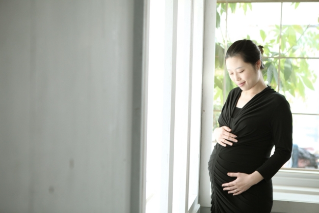 최근 ‘고령 임신’이 늘어난 배경에는 꼭 ‘늦은 결혼’만이 원인은 아니다. 경제적인 문제나 맞벌이 등으로 인한 육아부담으로 한 자녀만 두었던 40대 초중반의 부모들이 뒤늦게 ‘늦둥이’를 원하는 비율도 많아졌기 때문이다. ‘늦은 임신과 출산’은 긍정적인 측면도 많다. 젊은 부부들보다 경제적인 안정을 이뤄 아이를 키우는데있어 정서적 안정 및 편안한 환경을 조성해줄 수 있고 또한 아이에 대한 간절함이 깊어 아이에게 충분한 애정과 관심을 쏟을 수 있다.
자연분만율이나 임신부 합병증의 위험도가 높아 임신 중 받아야할 검사가 조금 더 많은 것이 사실이지만 평소 건강관리에 신경 쓰고 계획 임신으로 아이를 기다린다면 얼마든지 건강한 출산이 가능하다.