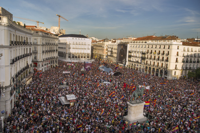 Crowds gather in the main square of Madrid, Spain, Monday, after the announcement of the abdication of Spain’s King Juan Carlos. King Juan Carlos plans to abdicate to make way for his son, Crown Prince Felipe, to become the country’s king. The 76-year-old Juan Carlos oversaw his country‘s transition from dictatorship to democracy but has had repeated health problems in recent years. The monarch’s popularity also dipped following royal scandals, including an elephant-shooting trip he took in the middle of a financial crisis that tarnished his image. (Related story on Page 6)   AP-Yonhap