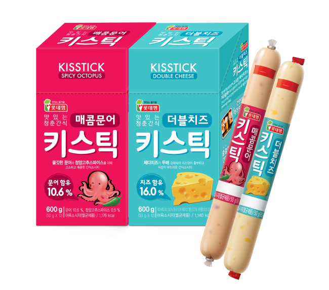 롯데푸드(대표이사 이영호)는 키스틱 신제품 2종(매콤문어, 더블치즈)을 출시했다고 3일 밝혔다.
키스틱 매콤문어는 쫄깃한 문어와 청양고추가 들어있어 고소하고 매콤한 맛이 특징이다. 문어가 10.6% 함유되어 소시지 안에 박힌 문어를 눈으로 확인할 수 있다.
키스틱 더블치즈는 16.0%의 치즈함량을 자랑한다. 고소한 체다치즈를 강화해 더 풍부한 맛과 부드러운 식감을 느낄 수 있다. 2002년 고급형 미니 소시지로 출시된 롯데 키스틱은 다양한 맛의 신제품 도입으로 스틱소시지 시장을 다시 한번 선도한다는 계획이다.