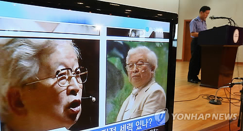 유병언 망명 시도 소식에 전해졌다.
'세월호 실소유주’로 1000억원대 횡령 및배임, 조세포탈 혐의를 받는 유병언(73) 전 세모그룹 회장(청해진해운 회장)이 정치적 망명을 시도한 사실이 3일 드러났다.
이 사건을 수사 중인 인천지검 특별수사팀(팀장 김회종 2차장검사)은 이날 “최근 익명의 인사가 우리나라 주재 모 대사관에 유씨의 정치적 망명 가능성을 타진했다”면서 “이 대사관에서는 단순 형사범이라는 이유로 망명 신청을 거절한 것으로 알고 있다”고 밝혔다.