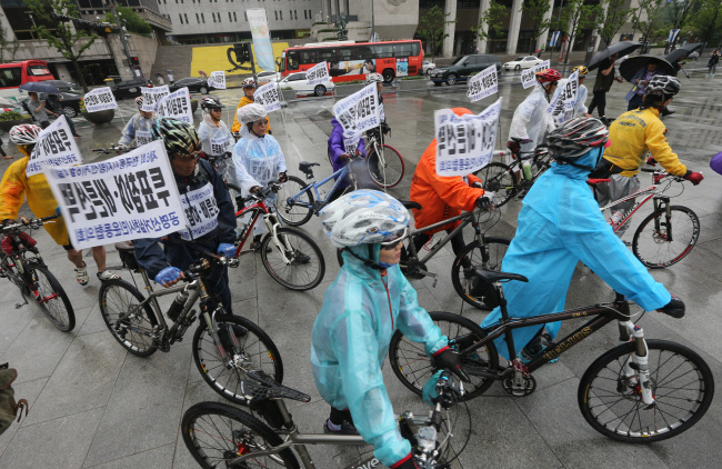 Activists conduct a voting promotion campaign in downtown Seoul on Tuesday to increase voter turnout in the June 4 local elections.   Yonhap