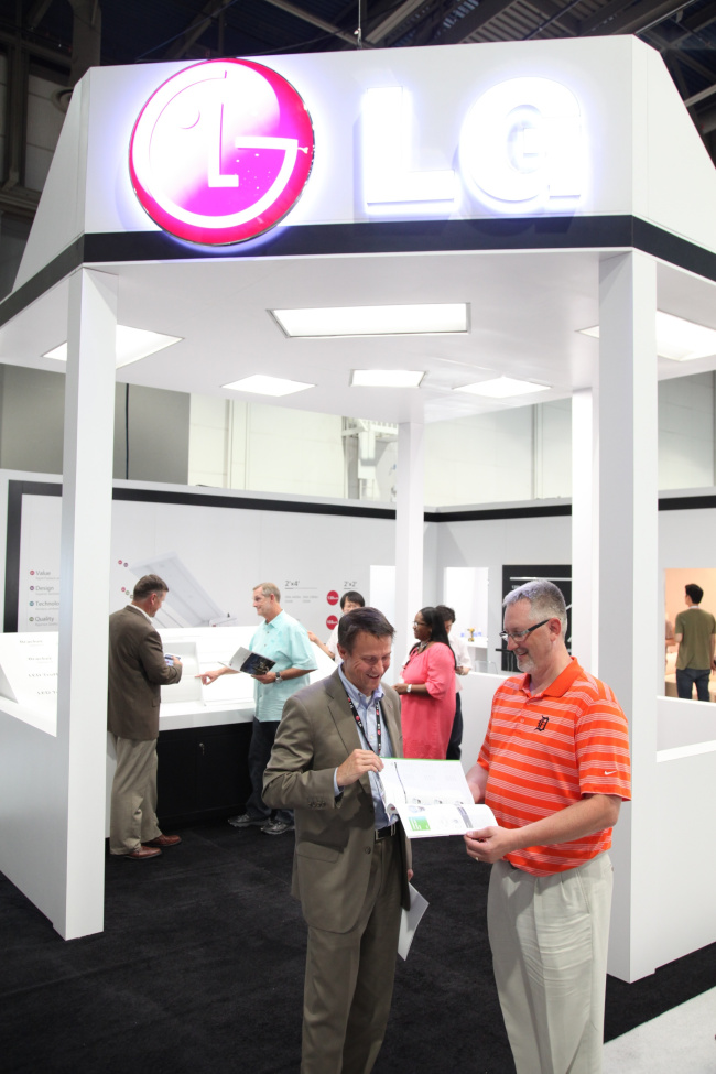 LG전자는 3~5일(현지시간) 미국 라스베이거스에서 열리는 북미 최대 조명 전시회인 ‘2014년 국제조명박람회(LFIㆍLight Fair international 2014)’에 참가, 건물의 형광등 조명 기구를 대체하는 ‘LED 트로퍼’를 주요 제품으로 선보였다. LG전자 직원이 관람객에게 ‘LG LED 트로퍼’에 대해 설명하고 있다. ［사진제공=LG전자］