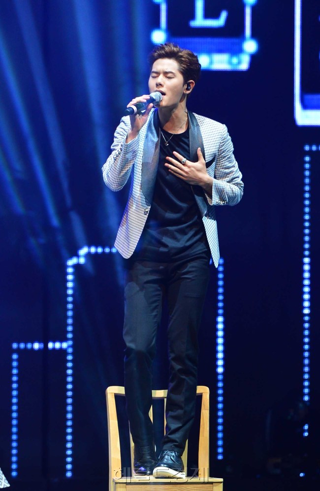 김동준(가수/ZE:A/제아파이브)
3일 서울 광진구 능동 어린이대공원 내 와팝홀에서 아이돌 그룹 제국의아이들 (박형식,문준영,시완,김동준,케빈,황광희,김태헌,정희철,하민우)의 새 미니앨범 ‘퍼스트옴므(First Homme)’의 앨범 발매 기념 쇼케이스가 열렸다.