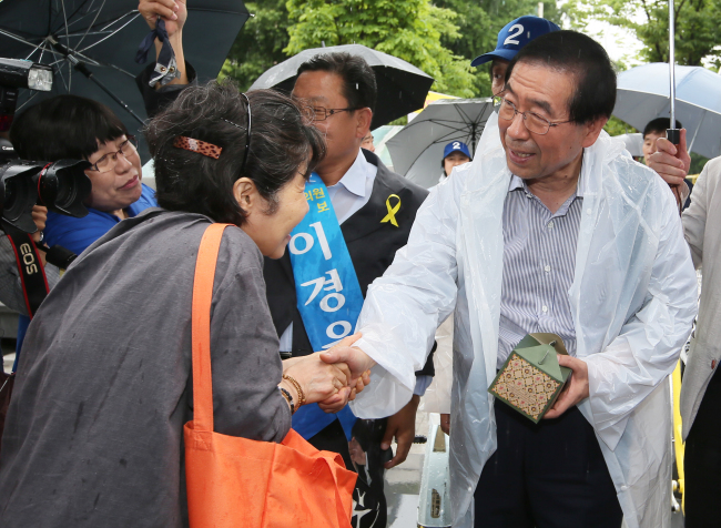 Seoul Mayor Park Won-soon talks with voters to drum up support in southern Seoul on Tuesday.
(Yonhap)