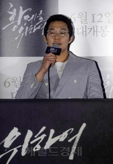 박성웅(영화배우)
3일 오후 서울 왕십리CGV에서 영화 ‘황제를 위하여’ (감독 박상준, 제작 오퍼스픽쳐스) 언론시사회 및 간담회가 열린 가운데 배우 박성웅이 취재진의 질문에 답하고 있다.