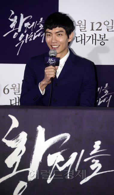이민기(탤런트/영화배우)
3일 오후 서울 왕십리CGV에서 영화 ‘황제를 위하여’ (감독 박상준, 제작 오퍼스픽쳐스) 언론시사회 및 간담회가 열린 가운데 배우 이민기가 취재진의 질문에 답하고 있다.