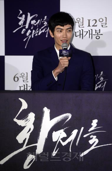 이민기(탤런트/영화배우)
3일 오후 서울 왕십리CGV에서 영화 ‘황제를 위하여’ (감독 박상준, 제작 오퍼스픽쳐스) 언론시사회 및 간담회가 열린 가운데 배우 이민기가 취재진의 질문에 답하고 있다.