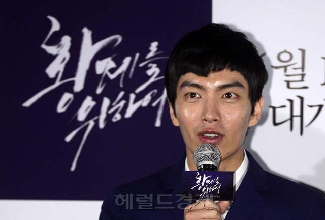 이민기(탤런트/영화배우)
3일 오후 서울 왕십리CGV에서 영화 ‘황제를 위하여’ (감독 박상준, 제작 오퍼스픽쳐스) 언론시사회 및 간담회가 열린 가운데 배우 이민기가 취재진의 질문에 답하고 있다.