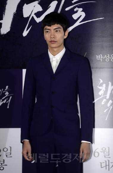 이민기(탤런트/영화배우)
3일 오후 서울 왕십리CGV에서 영화 ‘황제를 위하여’ (감독 박상준, 제작 오퍼스픽쳐스) 언론시사회 및 간담회가 열린 가운데 배우 이민기가 포토타임을 가지고 있다.