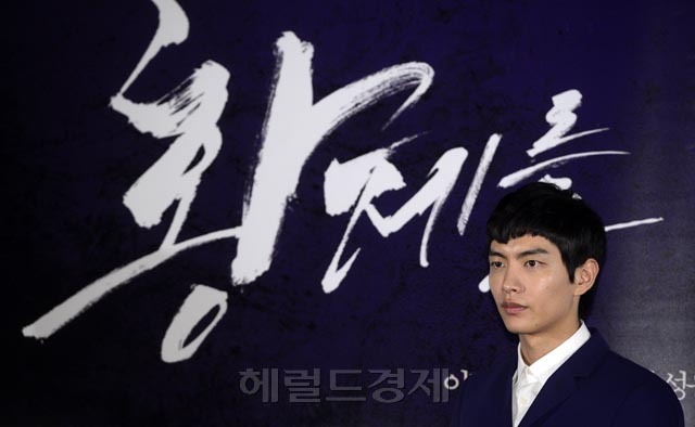 이민기(탤런트/영화배우)
3일 오후 서울 왕십리CGV에서 영화 ‘황제를 위하여’ (감독 박상준, 제작 오퍼스픽쳐스) 언론시사회 및 간담회가 열린 가운데 배우 이민기가 포토타임을 가지고 있다.