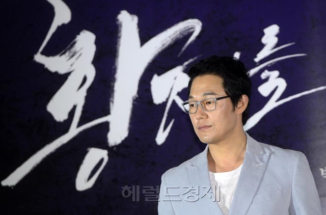 박성웅(영화배우)
3일 오후 서울 왕십리CGV에서 영화 ‘황제를 위하여’ (감독 박상준, 제작 오퍼스픽쳐스) 언론시사회 및 간담회가 열린 가운데 배우 박성웅이 포토타임을 가지고 있다.