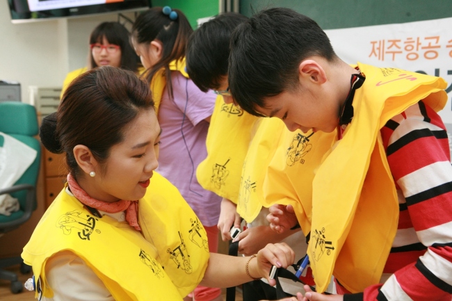 최근 국내 항공사들이 고객을 대상으로 항공 안전장비 체험행사를 실시하는 등 세월호 침몰 사고 등으로 인해 높아진 교통수단의 안전성에 대한 우려를 지우기 위해 정면 돌파에 나섰다.
4일 업계에 따르면 제주항공은 지난 3일 서울 구로구에 위치한 고산초등학교를 직접 방문해 초등학교 학생들을 대상으로 항공안전 체험교실을 진행했다. 이와 함께 아시아나항공 역시 8일까지 김포공항 국내선청사 3층 서편 출국장에서 탑승객 및 방문객을 대상으로 항공 안전장비 체험행사를 진행할 계획이다.