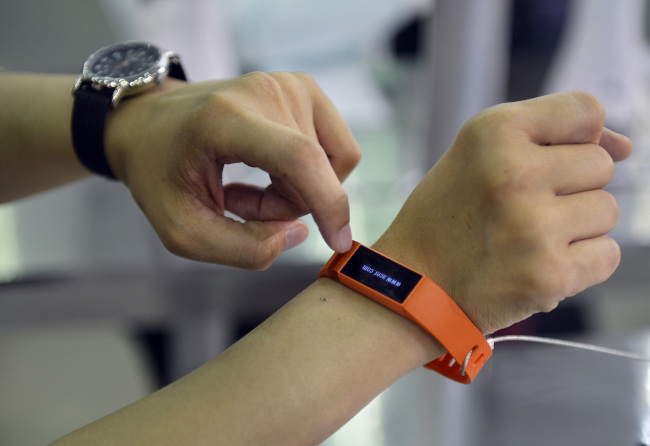 Acer
An official from Acer demonstrates the Acer Liquid Leaf smartwatch at Acer’s booth at the Computex Taipei 2014 trade show on Tuesday.   Bloomberg