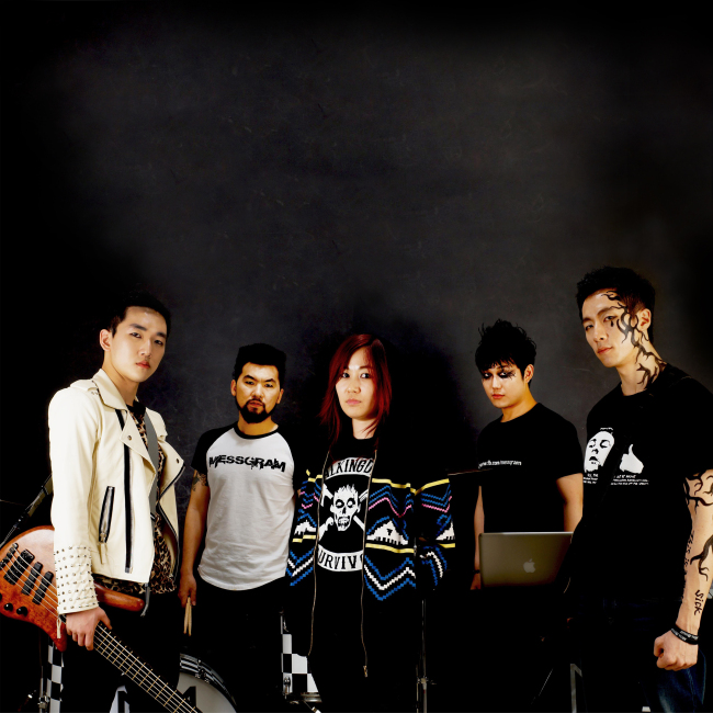첫 미니 앨범 ‘디스 이즈 어 메스, 벗 잇츠 어스(This Is A Mess, But It’s Us)’를 발매한 밴드 메스그램(Messgram). 왼쪽부터 세스(베이스), 수진(드럼), 와이케이(보컬), 자니(신시사이저ㆍ보컬), 신유식(기타).
첫 미니 앨범 ‘디스 이즈 어 메스, 벗 잇츠 어스(This Is A Mess, But It’s Us)’를 발매한 밴드 메스그램(Messgram). 왼쪽부터 세스(베이스), 수진(드럼), 와이케이(보컬), 자니(신시사이저ㆍ보컬), 신유식(기타).
