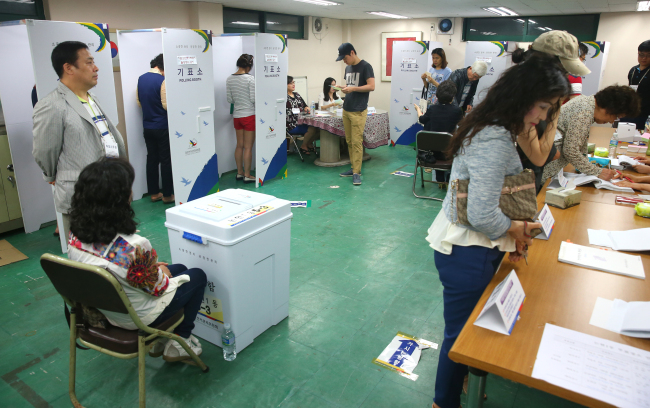 Korean voters participate in the voting for local elections on Wednesday in Seoul. (Yonhap)