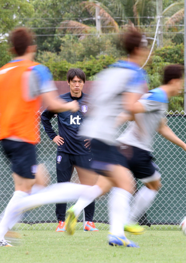 Korea head coach Hong Myung-bo runs a training session in Miami, Florida, Tuesday.   Yonhap