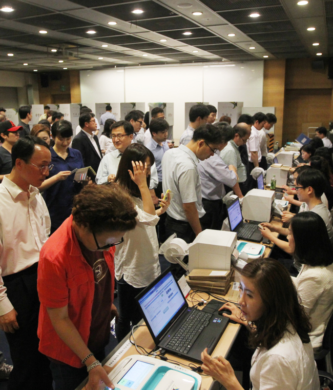 Constituents go through a fingerprint authentication process before casting their ballots during the two-day early voting period last week.   Yonhap