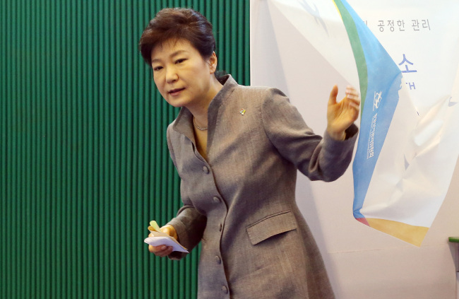 President Park Geun-hye leaves a polling booth after casting ballots for local elections at a school near Cheong Wa Dae on Wednesday morning.   Park Hyun-koo/The Korea Herald
President Park Geun-hye leaves a polling booth after casting ballots for local elections at a school near Cheong Wa Dae on Wednesday morning.   Park Hyun-koo/The Korea Herald