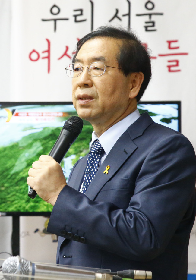 박원순(서울시장/변호사/서울특별시시장)<YONHAP PHOTO-0409> 인사말 하는 박원순 후보 (서울=연합뉴스) 이상학 기자 = 박원순 새정치민주연합 서울시장 후보가 4일 오전 종로구 종로5가 선거캠프에서 열린 자원봉사자 조회에서 인사말을 하고 있다. 2014.6.4 leesh@yna.co.kr/2014-06-04 08:59:02/ <저작권자 ⓒ 1980-2014 ㈜연합뉴스. 무단 전재 재배포 금지.>
NPAD Seoul Mayor Park talks to volunteer workers at his campaign office on Wednesday morning.   Yonhap