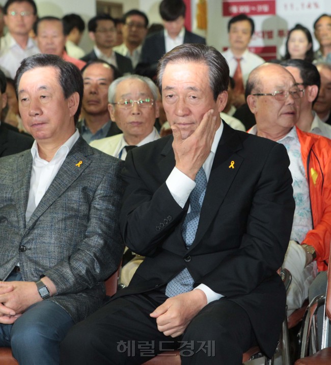 4일 오후 정몽준 새누리당 서울시장후보가 서울 여의도 선거사무소에서  6.4. 지방선거 출구조사 결과를 보고 있다.2014.6.4 <br />안훈기자/rosedale@heraldcorp,com 140604
4일 오후 정몽준 새누리당 서울시장후보가 서울 여의도 선거사무소에서  6.4. 지방선거 출구조사 결과를 보고 있다.2014.6.4
안훈기자/rosedale@heraldcorp,com 140604