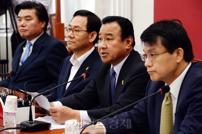 이완구 새누리당비상대책위원장이  5일 오전 국회에서 열린 비상대책위원회의에 참석해 모두발언을 하고 있다.이길동기자.gdlee@heraldcorp.com