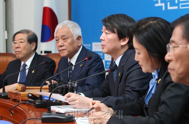 안철수 새정치민주연합 공동대표가 5일 오전 국회에서 열린 최고위원회의에 참석해 모두발언을 하고 있다.이길동기자.gdlee@heraldcorp.com