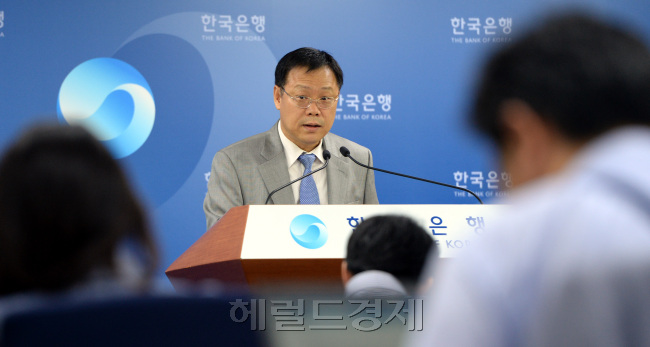 한국은행 조용승 국민계정부장이 5일 오전 서울 중구 남대문로 한국은행에서  '1분기 실질 국민총소득(GNI)은 전분기보다 0.5% 늘었다'고 발표하고 있다.박현구 기자phko@heraldcorp.com 2014.06.05
한국은행 조용승 국민계정부장이 5일 오전 서울 중구 남대문로 한국은행에서  '1분기 실질 국민총소득(GNI)은 전분기보다 0.5% 늘었다'고 발표하고 있다.박현구 기자phko@heraldcorp.com 2014.06.05
