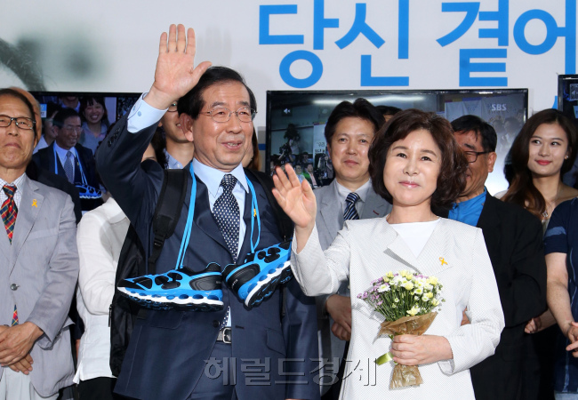 출구조사 결과 당선이 유력시 되고 있는 박원순 새정치민주연합 서울시장 후보 부부가 5일 새벽 서울 종로 5가에 위치한 자신의 캠프 사무실로 와 지지자들의 환호를 받고 있다<br />출구조사 결과 당선이 유력시 되고 있는 박원순 새정치민주연합 서울시장 후보 부부가 5일 새벽 서울 종로 5가에 위치한 자신의 캠프 사무실로 와 지지자들의 환호를 받고 있다.<br />안훈 기자 rosedale@--
출구조사 결과 당선이 유력시 되고 있는 박원순 새정치민주연합 서울시장 후보 부부가 5일 새벽 서울 종로 5가에 위치한 자신의 캠프 사무실로 와 지지자들의 환호를 받고 있다
출구조사 결과 당선이 유력시 되고 있는 박원순 새정치민주연합 서울시장 후보 부부가 5일 새벽 서울 종로 5가에 위치한 자신의 캠프 사무실로 와 지지자들의 환호를 받고 있다.
안훈 기자 rosedale@--
정면승부는 항상 승자와 패자를 명확하게 가른다. 출구조사에서 패배한 것으로 나타난 정몽준(오른쪽 사진) 새누리당 서울시정 후보가 4일 오후 서울 여의도 선거사무소에서 담담하게 출구조사 결과를 보고 있다. 자정을 지나면서 당선이 확실해진 박원순(왼쪽 사진) 새정치민주연합 후보는 5일 새벽 서울 종로 5가에 위치한 자신의 캠프 사무실로 와 지지자들의 환호를 받고 있다. 안훈 기자/rosedale@heraldcorp.com