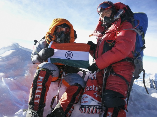 In this May 25 handout photo, Malavath Poorna (left) holds up her nation’s flag on Mount Everest, Nepal.   AP-Yonhap