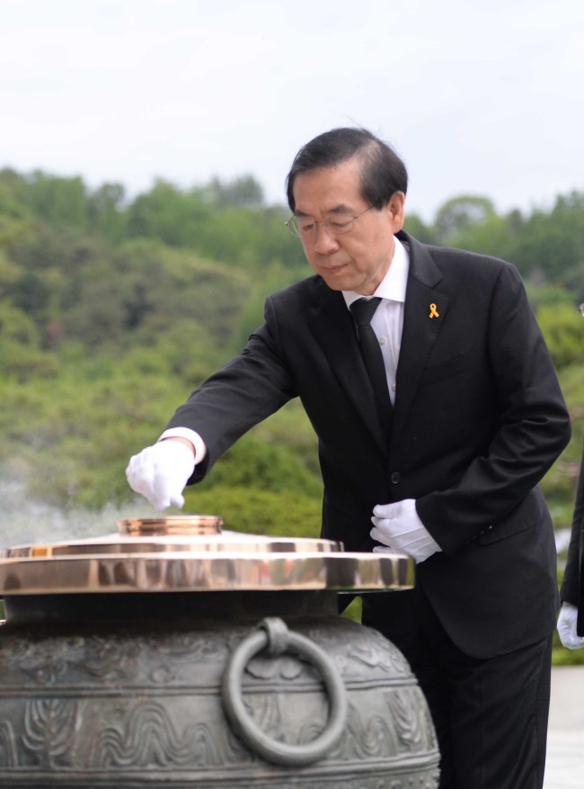 Seoul Mayor Park Won-soon pays tribute at the National Cemetery in Seoul on Thursday.   Lee Gil-dong/The Korea Herald
