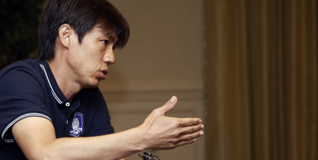 South Korean football head coach Hong Myung-bo speaks to the press in Miami on Wednesday.    Yonhap