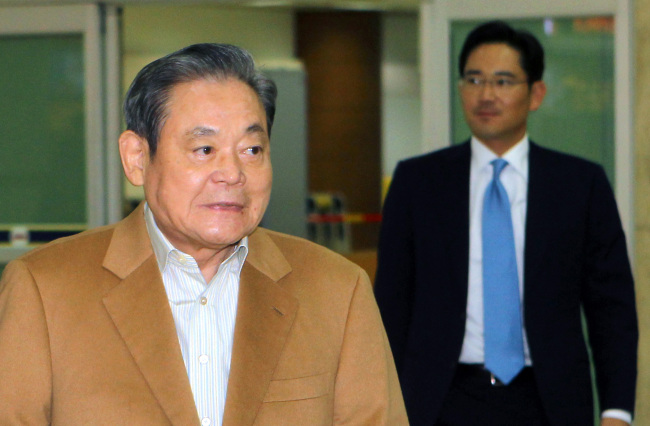 Samsung Electronics chairman Lee Kun-hee (left) is shown with his son Lee Jay-yong at Gimpo International Airport on Nov. 17, 2010, the day Samsung Group announced the promotion of the junior Lee to president from vice president of the electronics company.   Yonhap via Bloomberg
